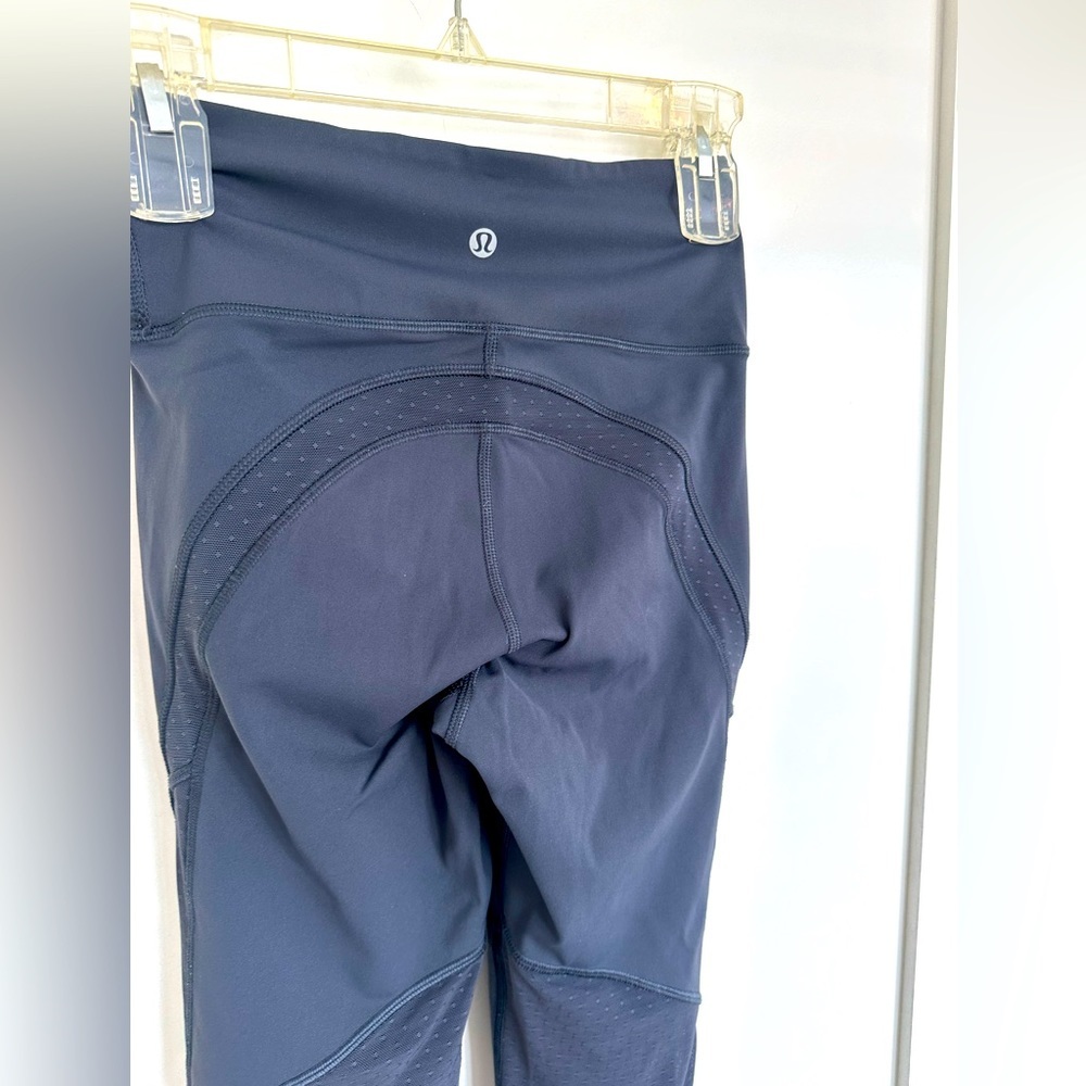 Lululemon 3/4 leggings with mesh inserts size 4, in color steel